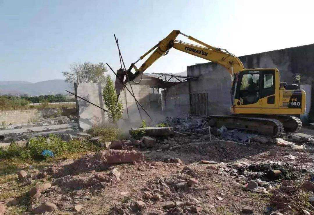 拆除違章建筑的時候應嚴格按照法定程序進行拆除行為