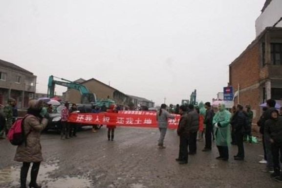 村委會已經代簽了賠償協議，村民如何維權?