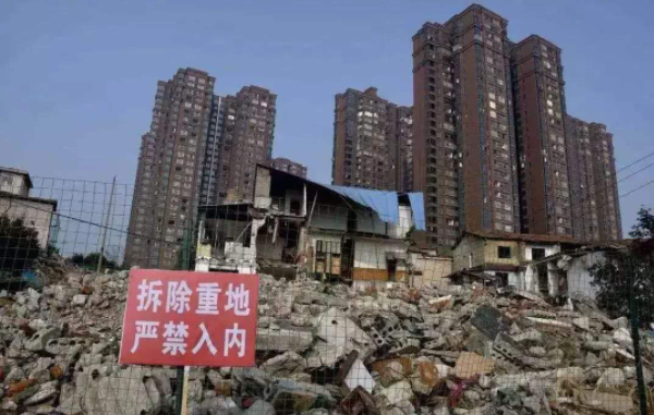 房屋拆遷中，為阻止強拆房屋而致人重傷屬正當(dāng)防衛(wèi)嗎?