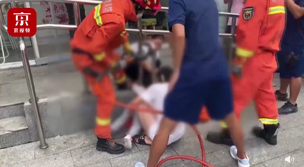 京云律師解讀：兩歲女童被卡護欄，誰該擔責？