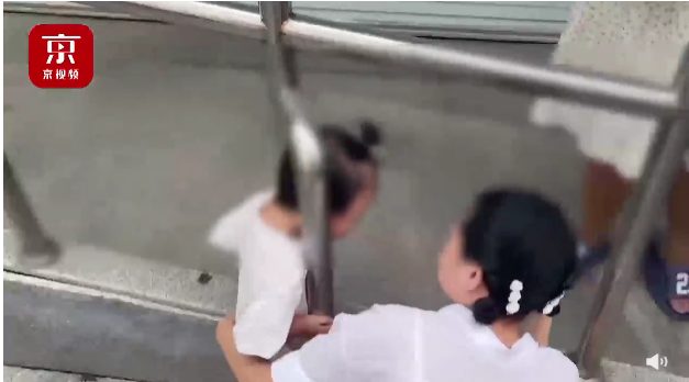 京云<a href=http://www.shengmiao.com.cn/team/ target=_blank class=infotextkey>律師</a>解讀：兩歲女童被卡護欄，誰該擔責？