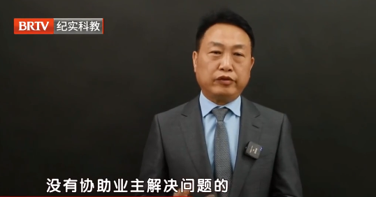 律師解讀：男子因車位被占，雇叉車將占位車扔河里，這合理嗎？合法維權才能真出氣！