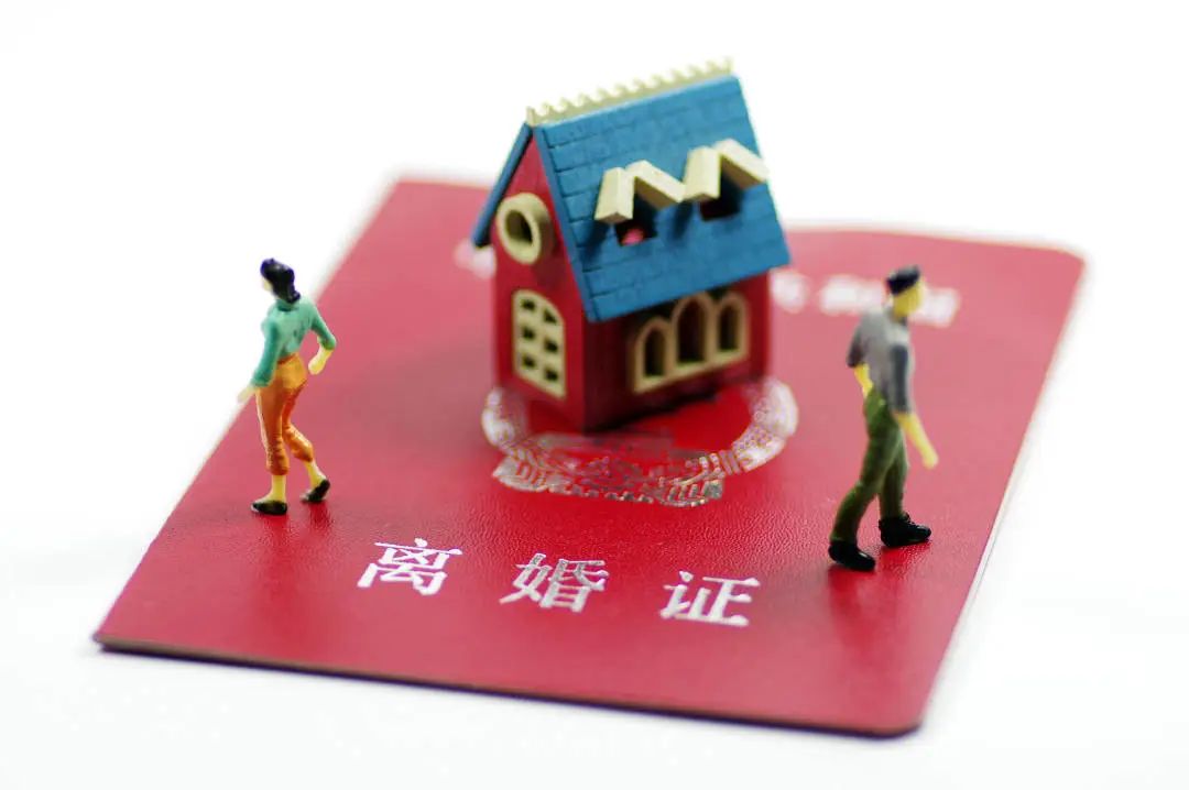 家庭主婦離婚時(shí)能否分割男方以個(gè)人名義購買的房產(chǎn)？