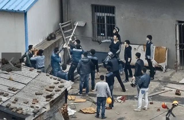 【以案釋法】因暴力拆遷忍無可忍，江蘇女子持刀致1死6傷，遭遇非法逼遷怎么辦？