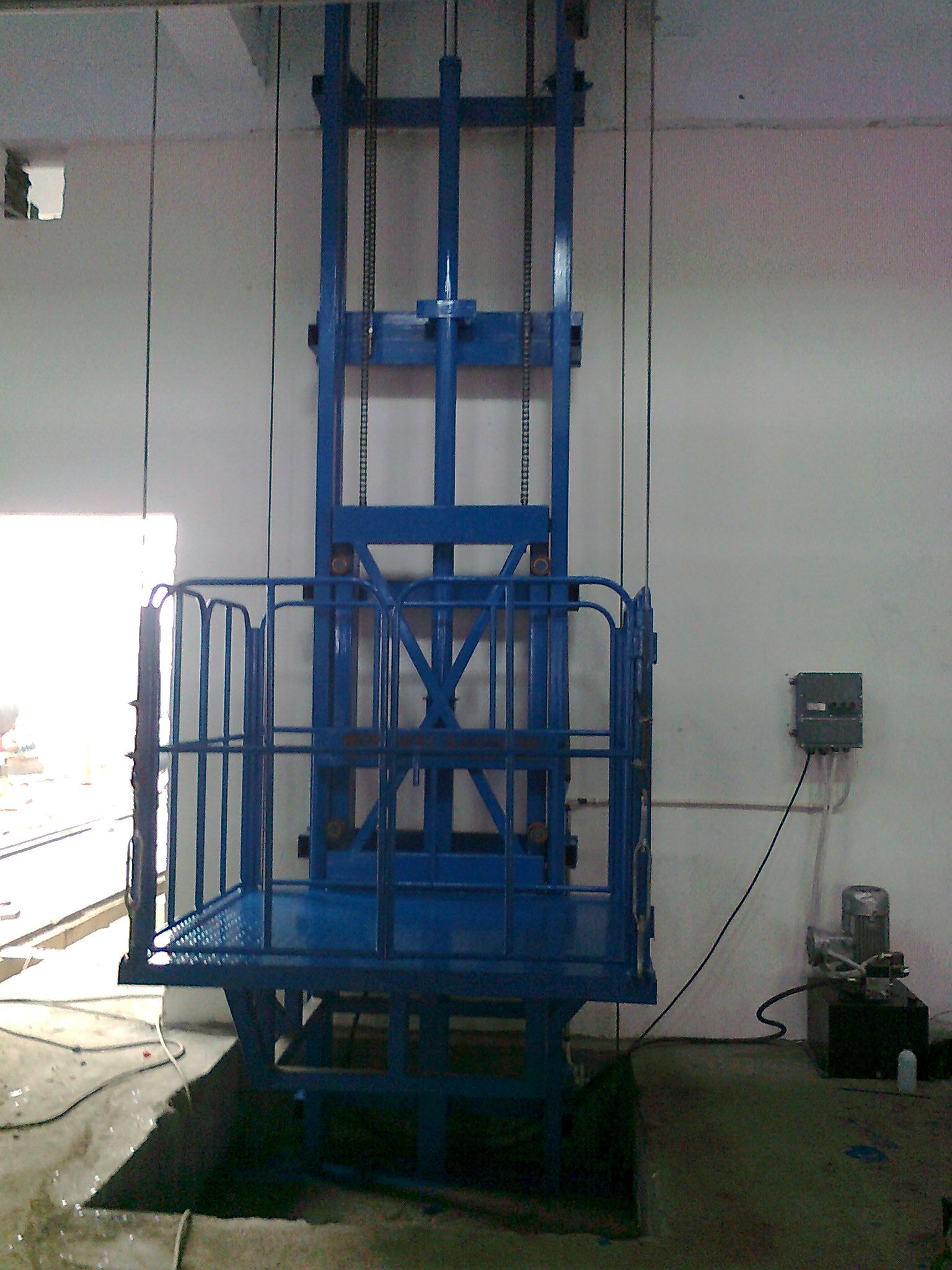 導(dǎo)軌式升降機 導(dǎo)軌式升降機